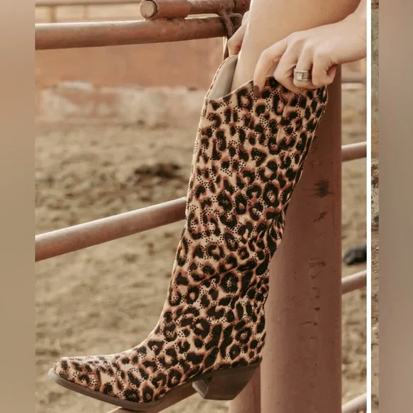 On the Prowl Leopard print boots! - Picture 1 of 2